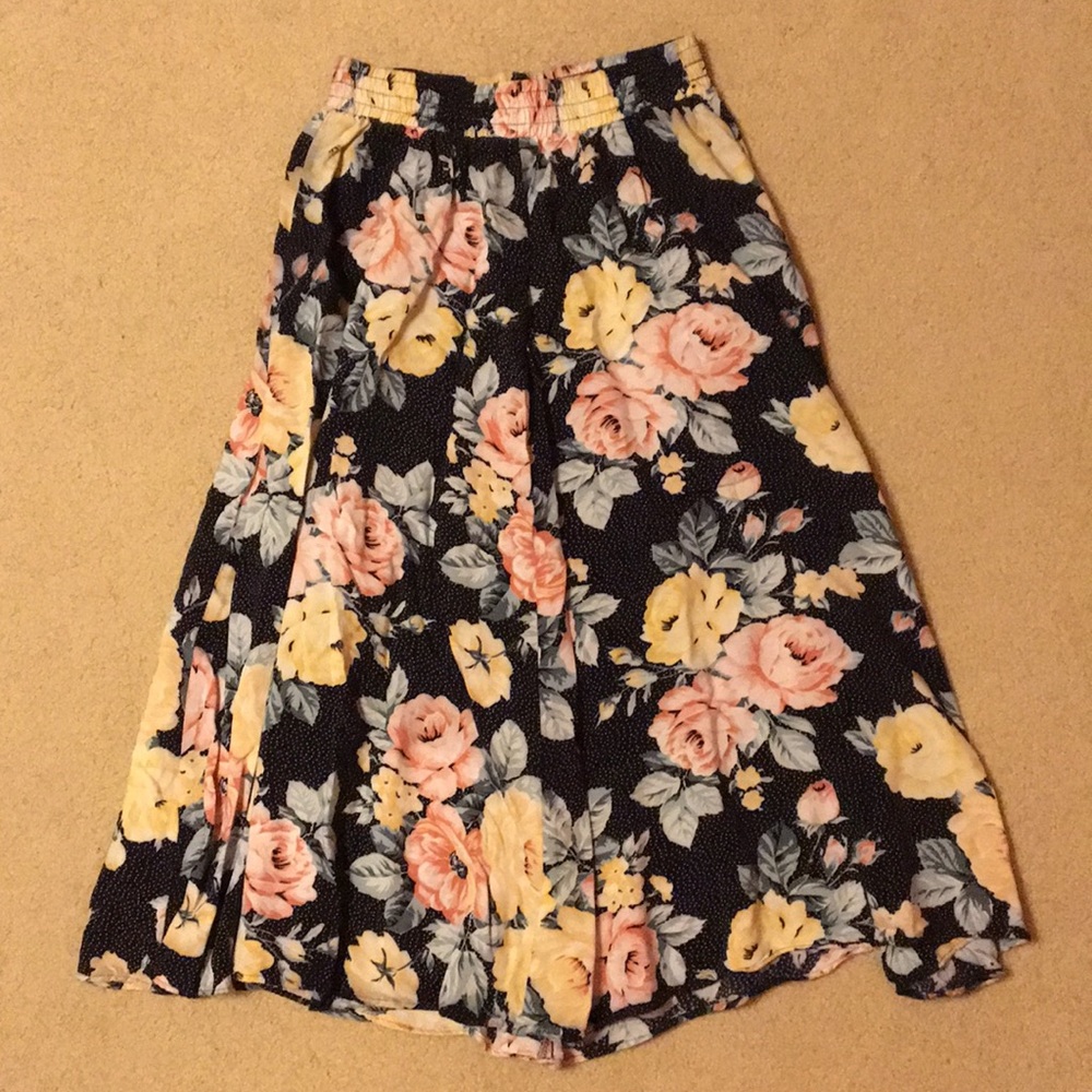 Floral  polka dot skirt. Has pockets!!